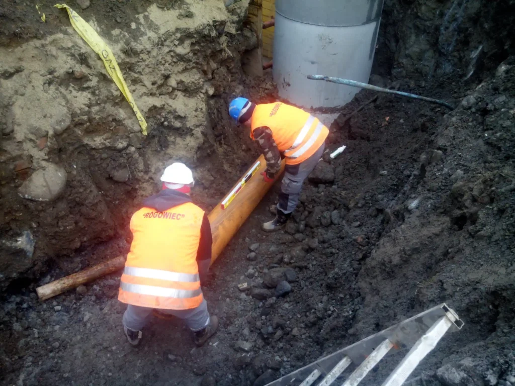 Wielkogabarytowe rury betonowe przygotowane do montażu.