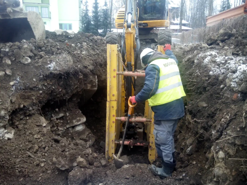 Detale betonowej konstrukcji w trudnym terenie