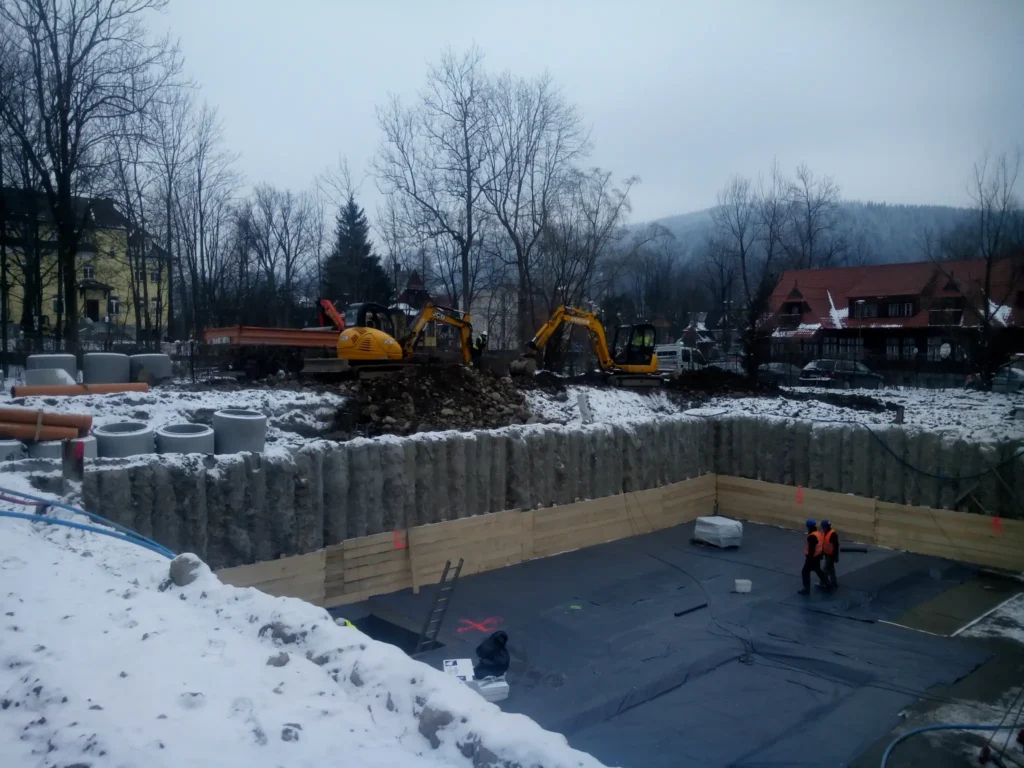 Widok na gotową konstrukcję betonową przed robotami wykończeniowymi.