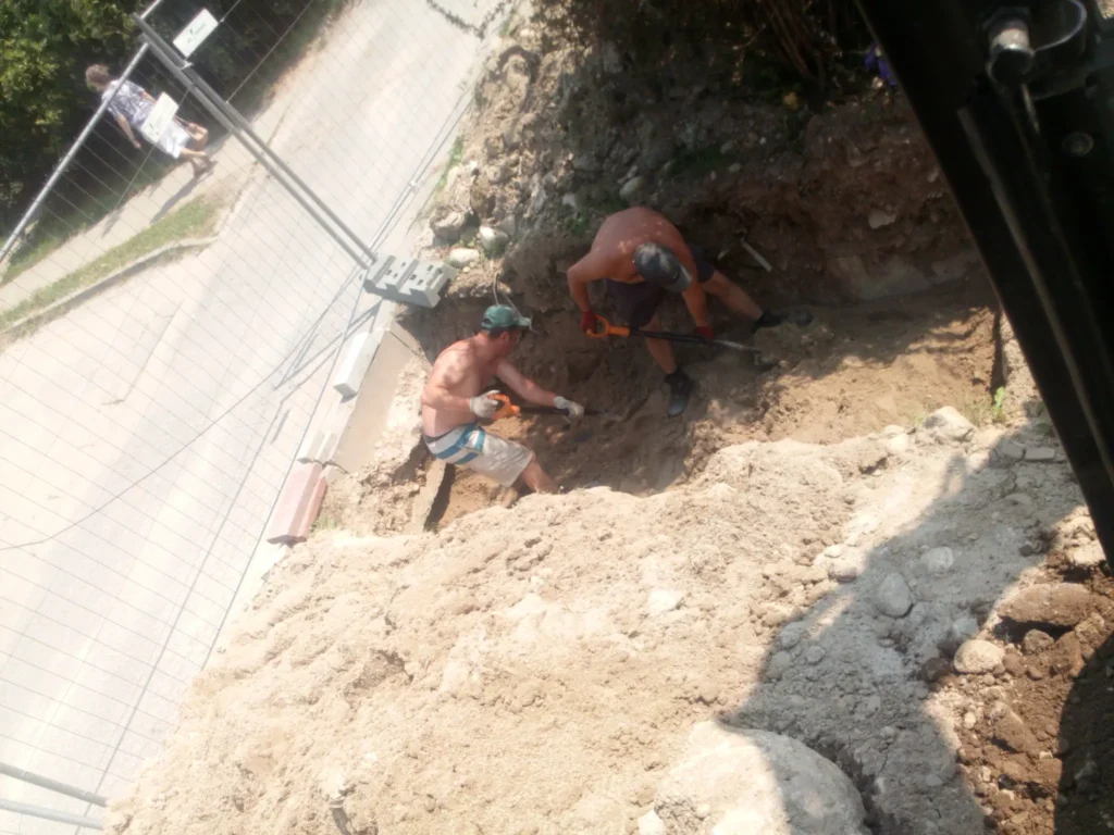 Ustawianie obrzeży drogi po zakończeniu instalacji podziemnej.