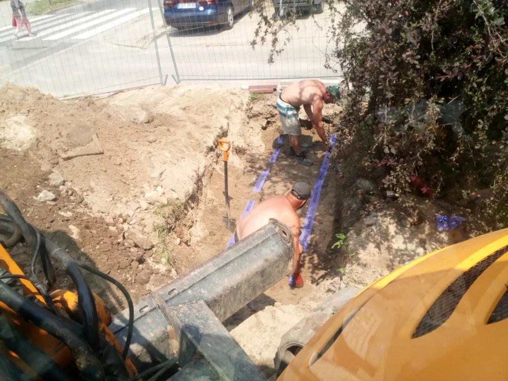 Estetyczne docinanie kostki wokół elementów infrastruktury.