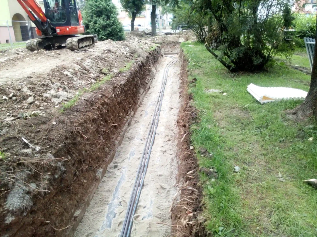 Wykopy pod sieć MPEC na osiedlu Topolowym – bezpieczeństwo prac ziemnych.