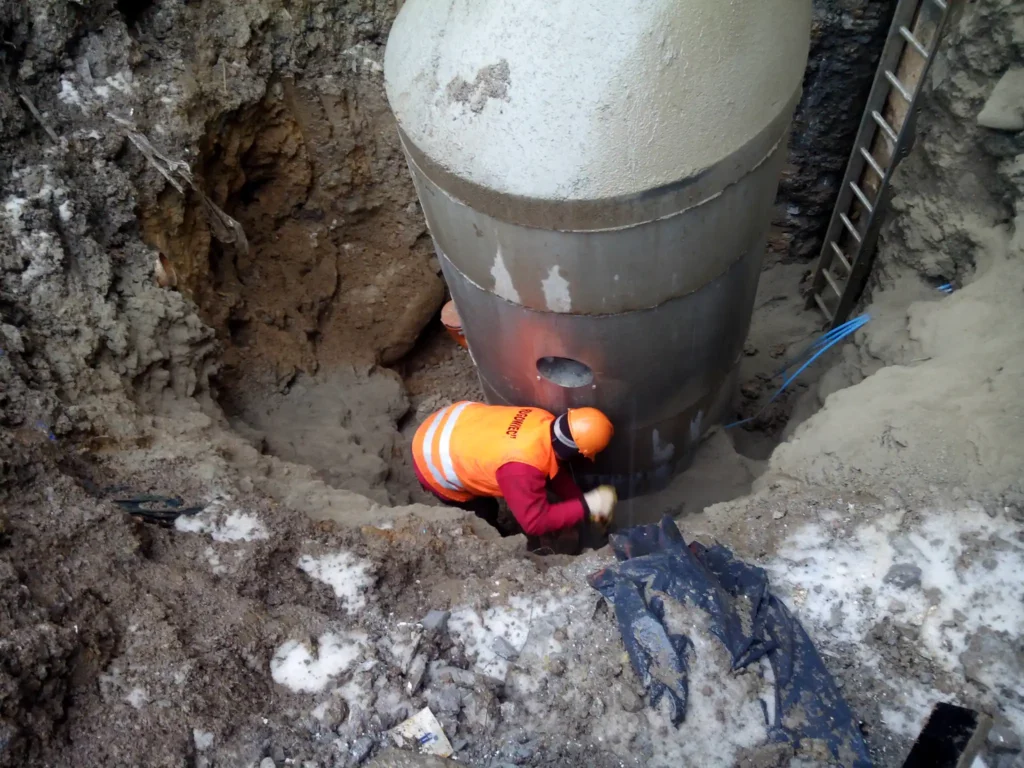 Budowa kanalizacji burzowej – osadzanie studni betonowej przy Nosalowym Dworze.
